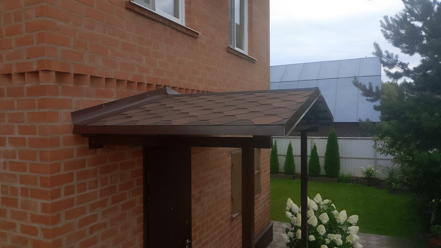 Навес над крыльцом с кровлей из металлочерепицы